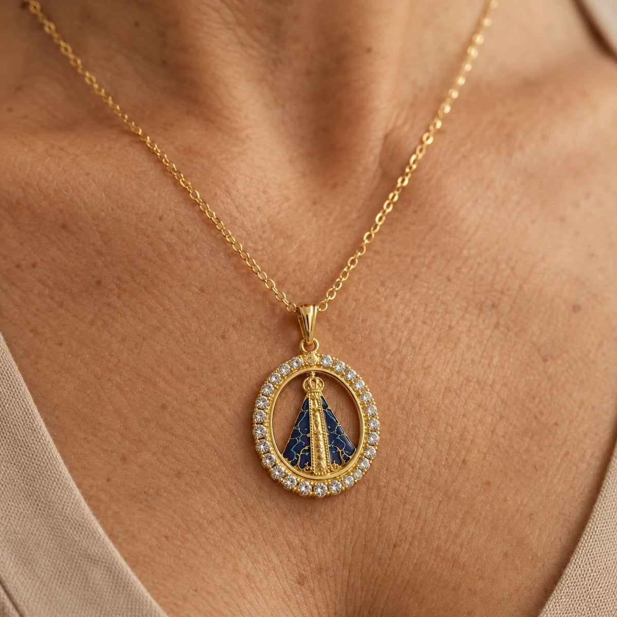 Detalhe da medalha de Nossa Senhora Aparecida sobre a pele