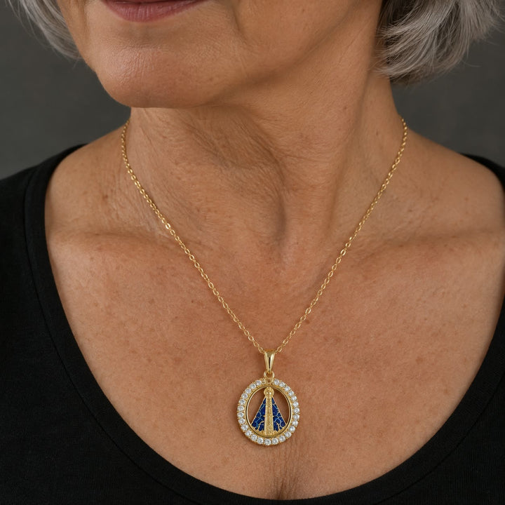 Colar do conjunto Nossa Senhora Aparecida usado sobre blusa preta